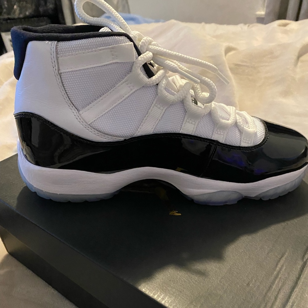 Air Jordan 11 retro never worn, in great condition, comes with box. - Picture 2 of 6